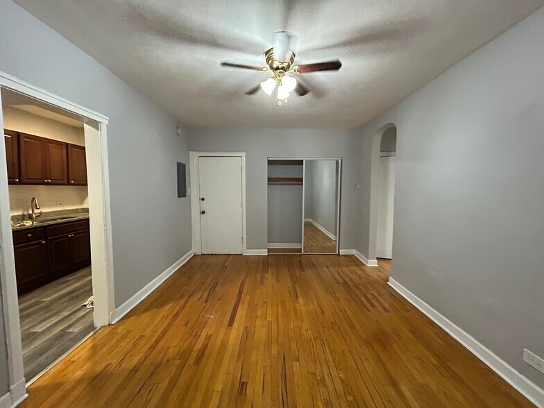 Building Photo - 6956 N Ashland Ave