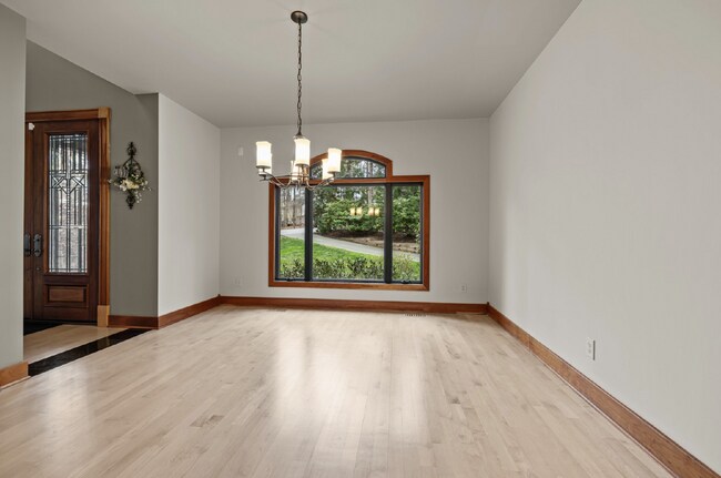 Building Photo - Luxurious 5-Bed Sanctuary with Scenic View...
