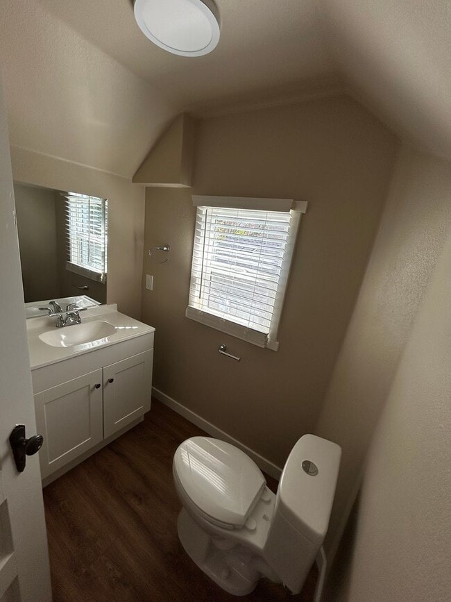 Building Photo - FREE JULY RENT SPECAIL! Newly Renovated St...