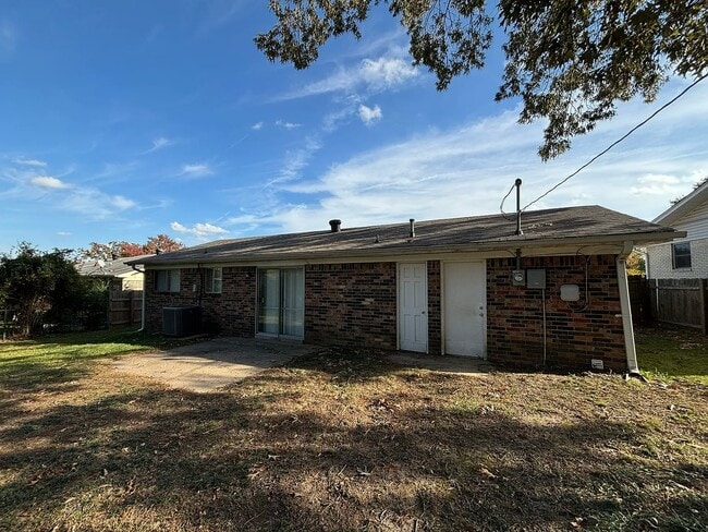 Building Photo - 1220 Twin Lakes Dr