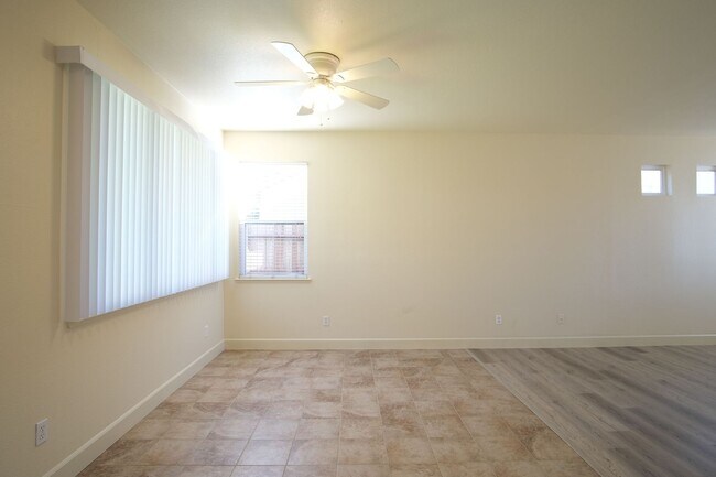 Building Photo - 3 Bedroom 2 bath!