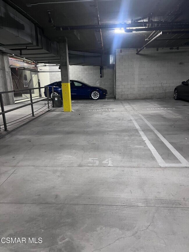 Building Photo - 14242 Burbank Blvd