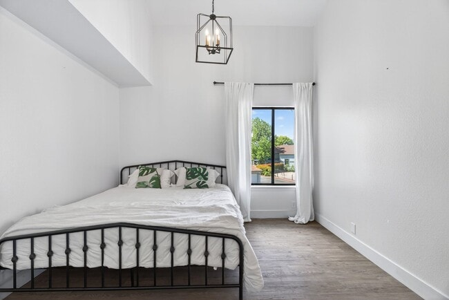 Building Photo - 2 Bedroom Condo for Rent in Redding CA | Pool, Spa, Fireplace, Balcony
