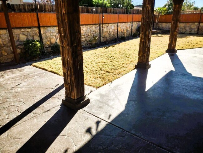 Building Photo - Immaculate Single Level Eastside Home With Refrigerated Air Located In Quiet Neighborhood