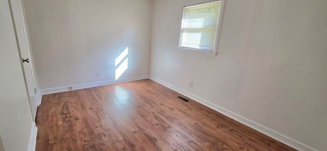 Building Photo - Renovated 2BD/1BA Duplex in Granite Falls!