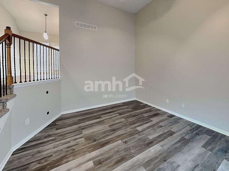 Building Photo - 643 E Apache St