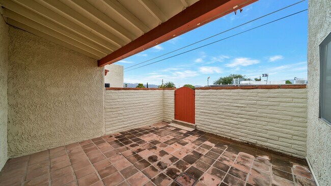 Building Photo - East Side Remodeled 2 Bdrm Townhome