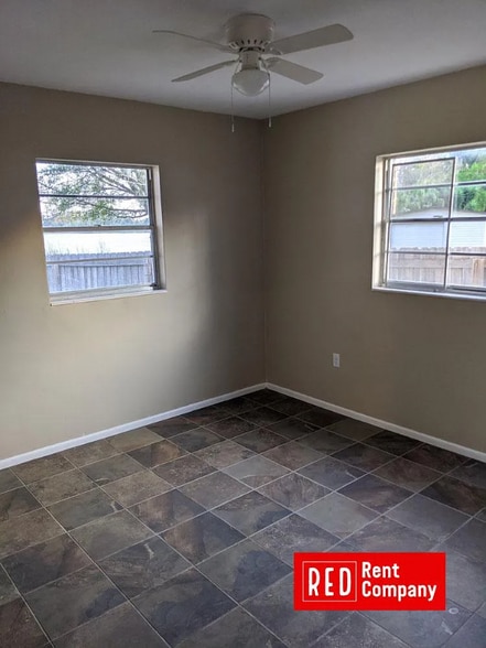 Building Photo - 532-534 W Lake Deer Dr