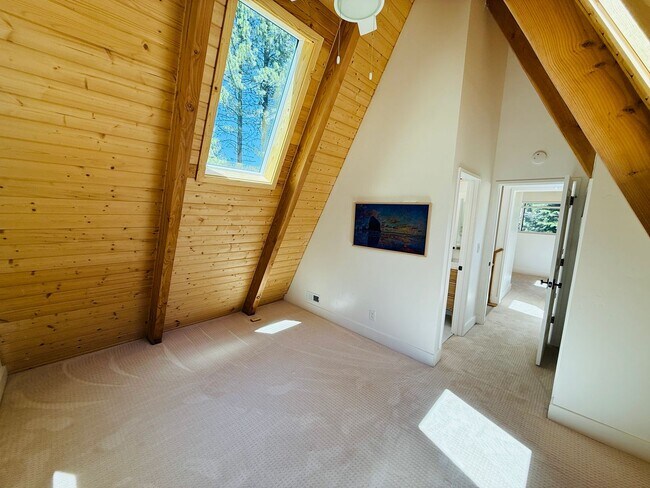 Building Photo - 3 bed 2 bath home for rent in South Lake Tahoe