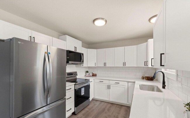 Building Photo - 2431 Sunstone Dr