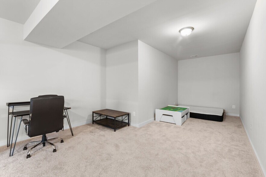 Building Photo - 43822 Jenkins Ln