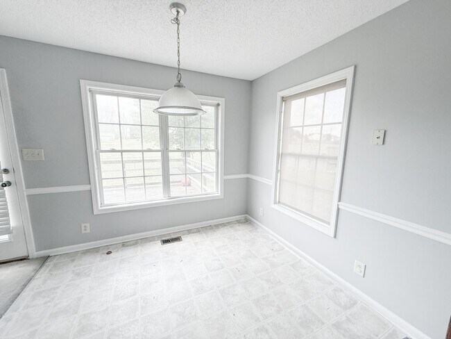 Building Photo - 4 Bedroom 3 Bathroom Home!