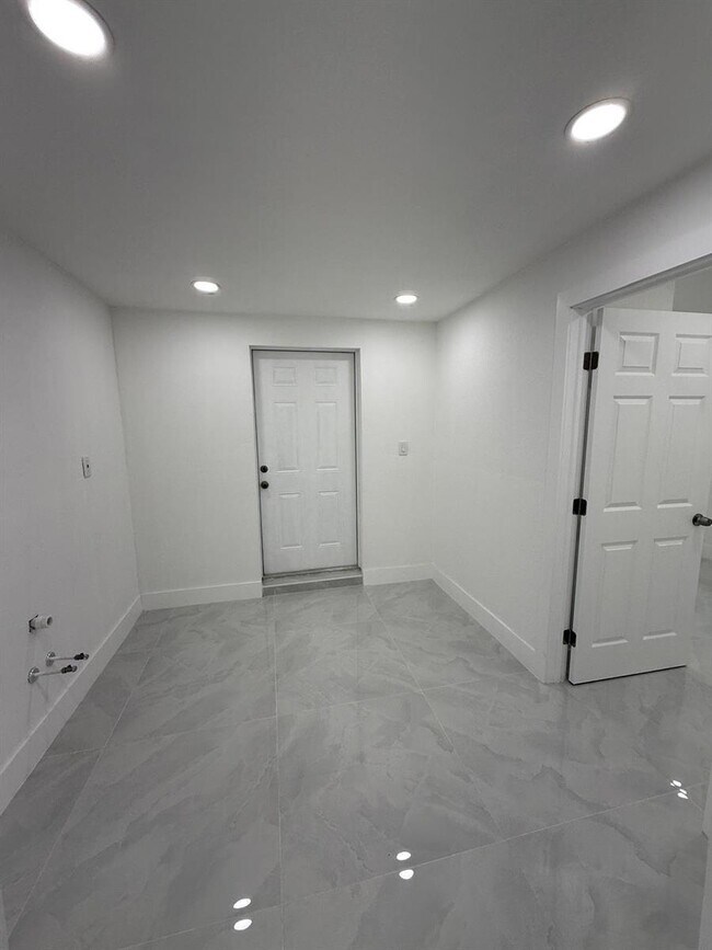 Building Photo - 4400 SW 36th St