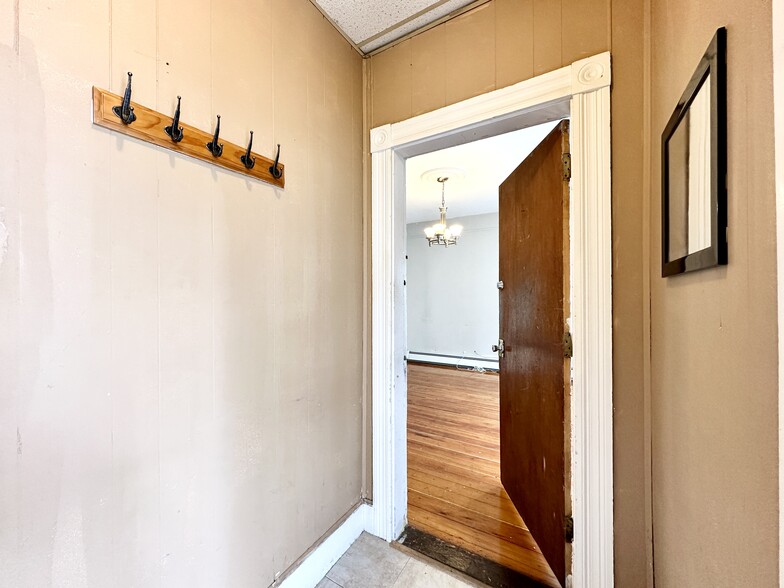 Building Photo - 48 America St