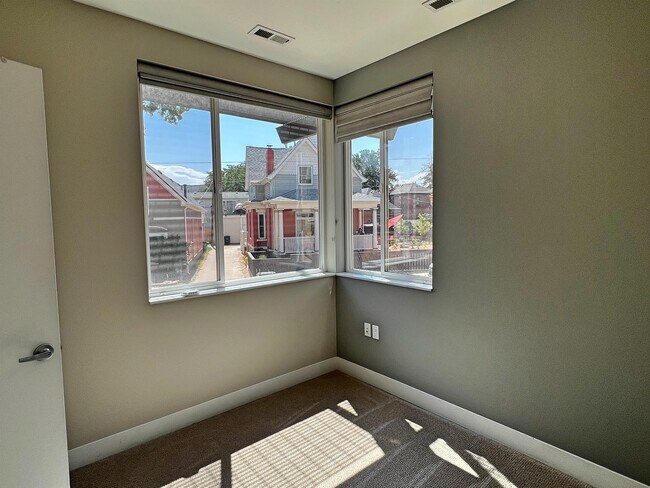 Building Photo - 2411 W Argyle Pl