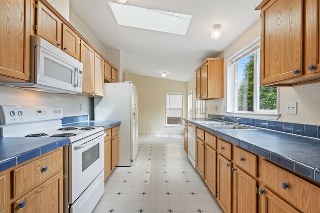 Building Photo - 3BR House Available in Pleasant Valley