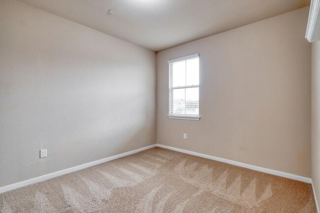 Building Photo - 2880 Donnell Dr