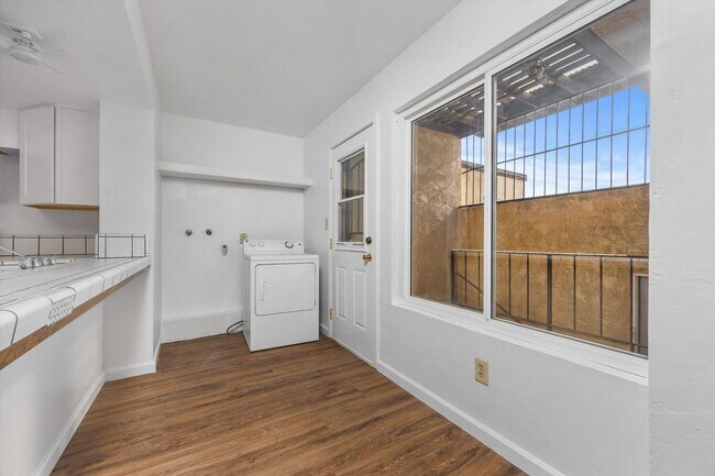 Building Photo - Spacious Condo Near Bakersfield College – Prime Location!