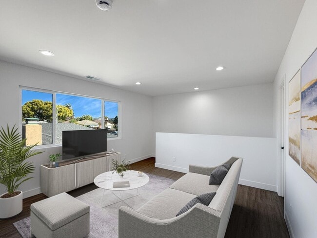 Building Photo - 2229 Pulgas Ave