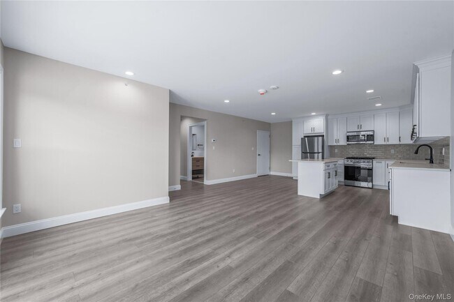 Building Photo - 110 School St