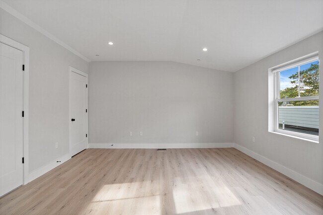 Building Photo - 186 Bedford St