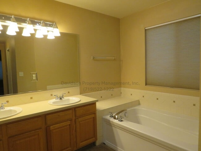 Building Photo - Beautiful 3 Bedroom Rancher in Stetson Hills