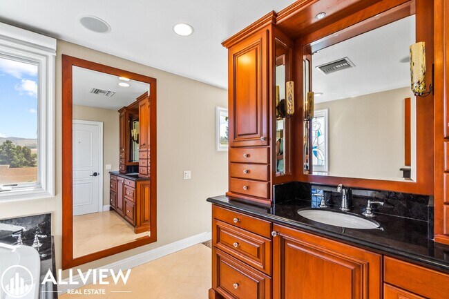 Building Photo - Rare 5 bed/3 bath home located in the high...