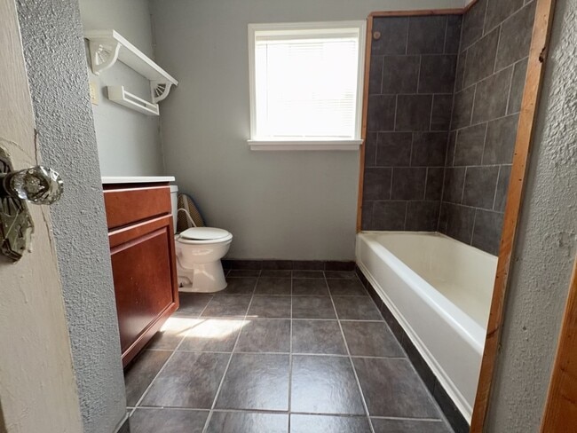 Building Photo - 1552 Lombardy St