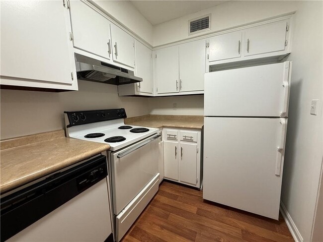 Building Photo - 902 Darling Ave