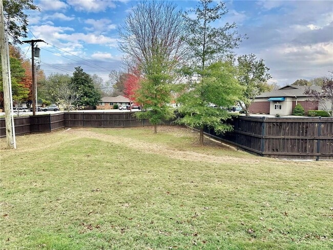 Building Photo - 186 Old Farmington Rd