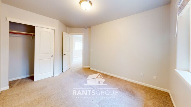 Building Photo - Beautiful 3 bed/2.5 bath Lacey Home with JBLM Access!