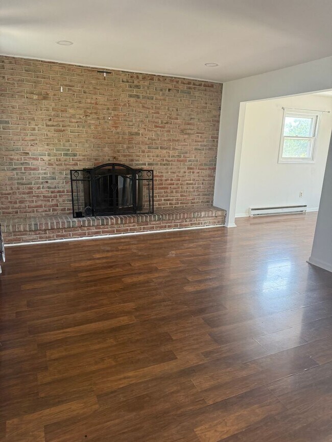 Building Photo - Spacious 4 Bedroom 2 1/2 bathroom Townhome With an ensuite located downstairs.