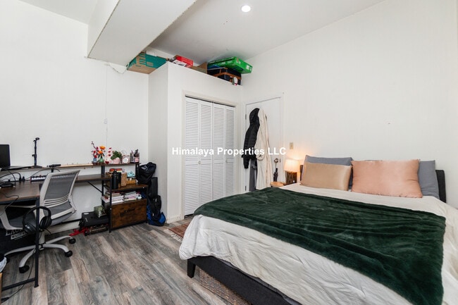 Building Photo - 448 Park Dr