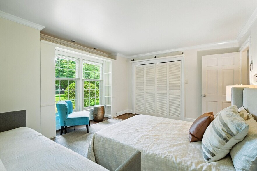 Building Photo - 1421 Lynn Rd