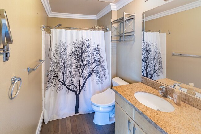 Building Photo - Gaslamp City Square Condo  2 bed 2 bath, top floor, corner unit VIEWS