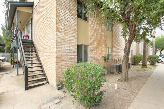 Building Photo - 630 W Taft Ave