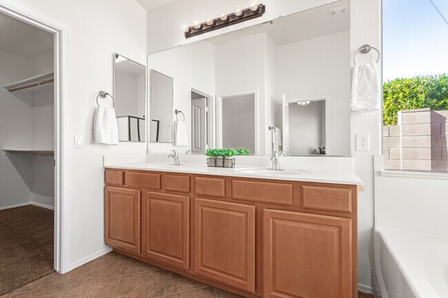 Building Photo - 4384 E Cherry Hills Dr