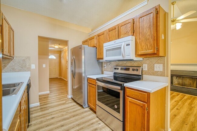 Building Photo - Spacious 4 BR, 2 BA Home On Quiet Cul de Sac, Private Fenced Backyard, Community Pool