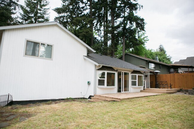 Building Photo - 4 bedroom 3 bath house for rent- Great location in Milwaukie, OR!