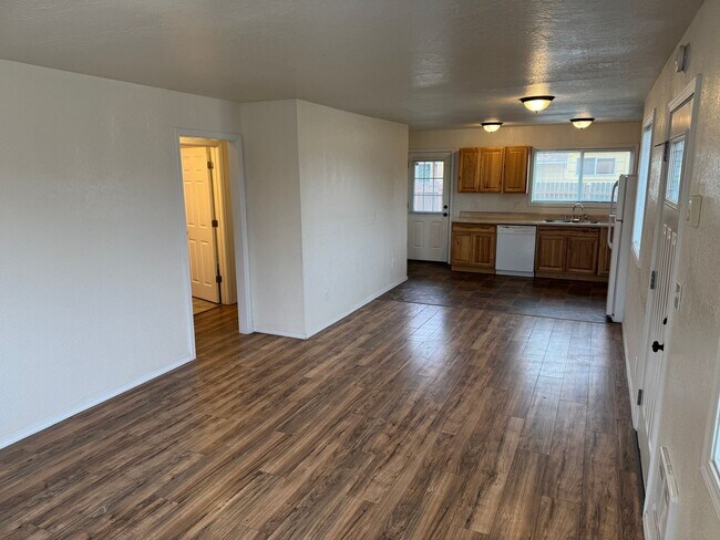 Building Photo - Updated 2 bedroom 1 bathroom house in Springfield!