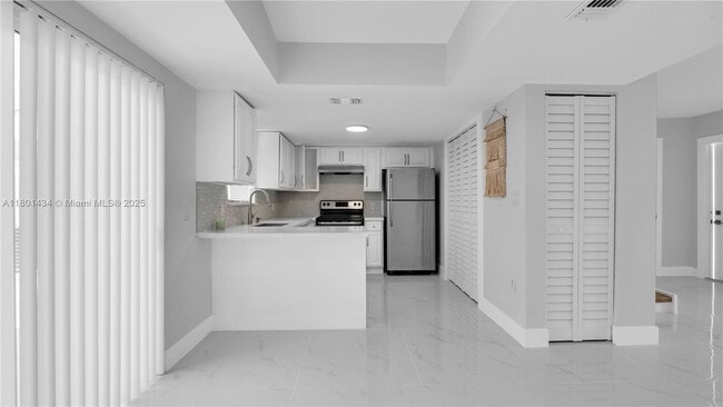 Building Photo - 2412 W 54th Pl