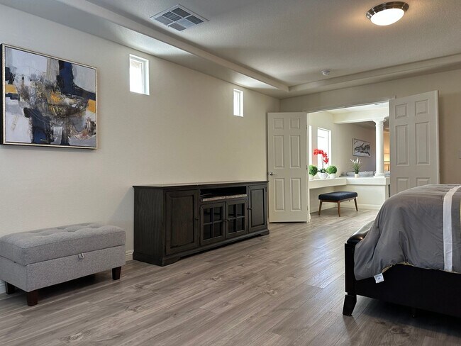 Building Photo - 4Bdrm/2.5bath Single Family Home - Fully Furnished