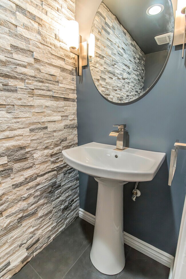 Building Photo - 621 N Bedford Dr