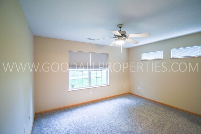 Building Photo - 3 Bedroom 2.5 Bathroom end unit home in Urbandale!!!