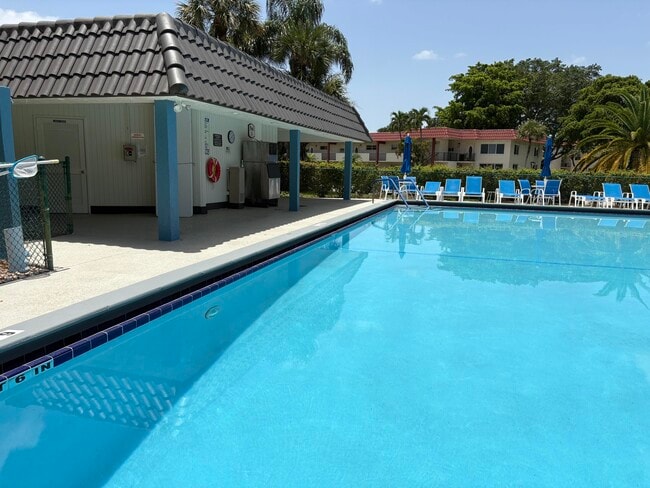 Building Photo - 700 S Hollybrook Dr