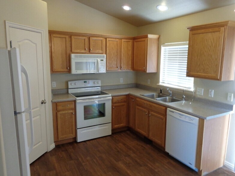 Building Photo - 2022 Juniper Dr