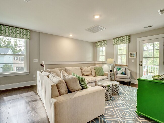 Building Photo - Charming 4 Bedroom Cottage Available in Og...