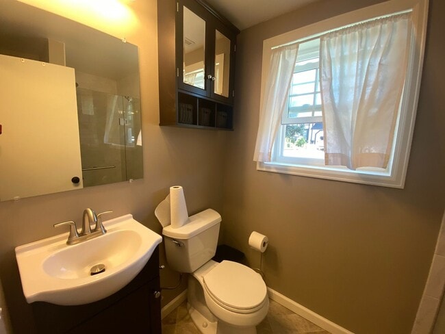 Building Photo - Tri-Level 3 Bedroom 2 Bath Large Backyard ...