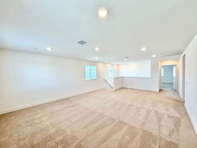 Building Photo - Move-In Ready 5 Bedroom Home with Solar & Large Loft