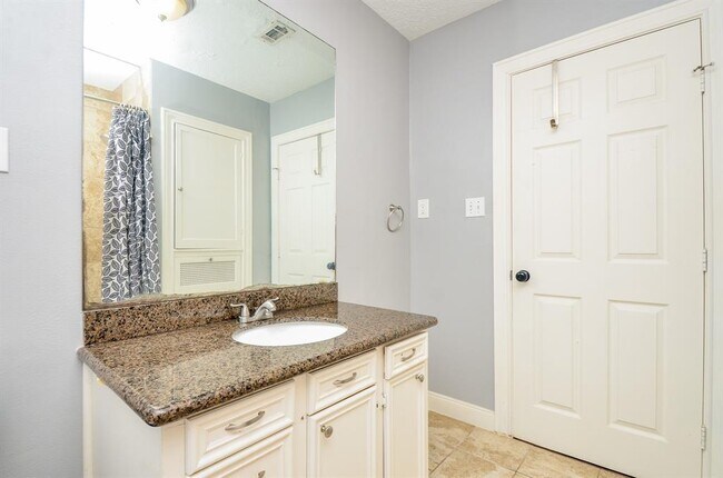 Building Photo - 4315 Fernwood Dr